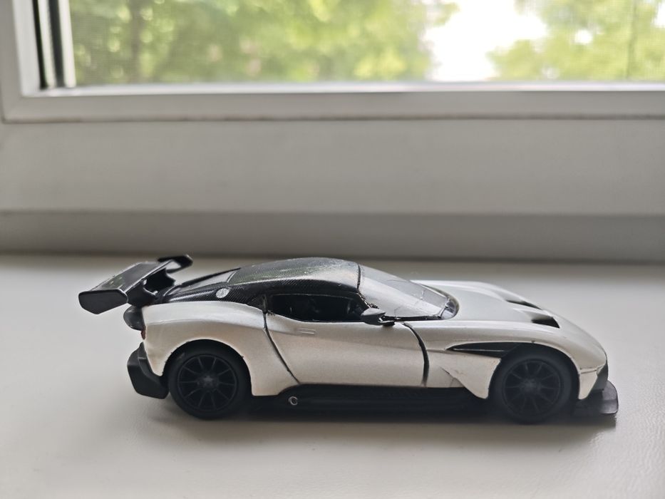 Коллекционная машинка Kinsmart Aston Martin Vulcan 1/38