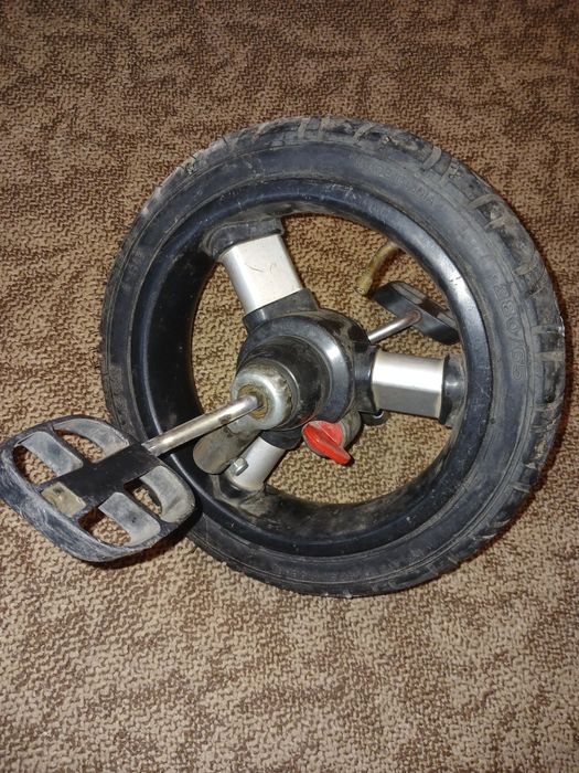 Колесо, покришка, камера, підніжка, підголовник до вел. з бат. ручкою