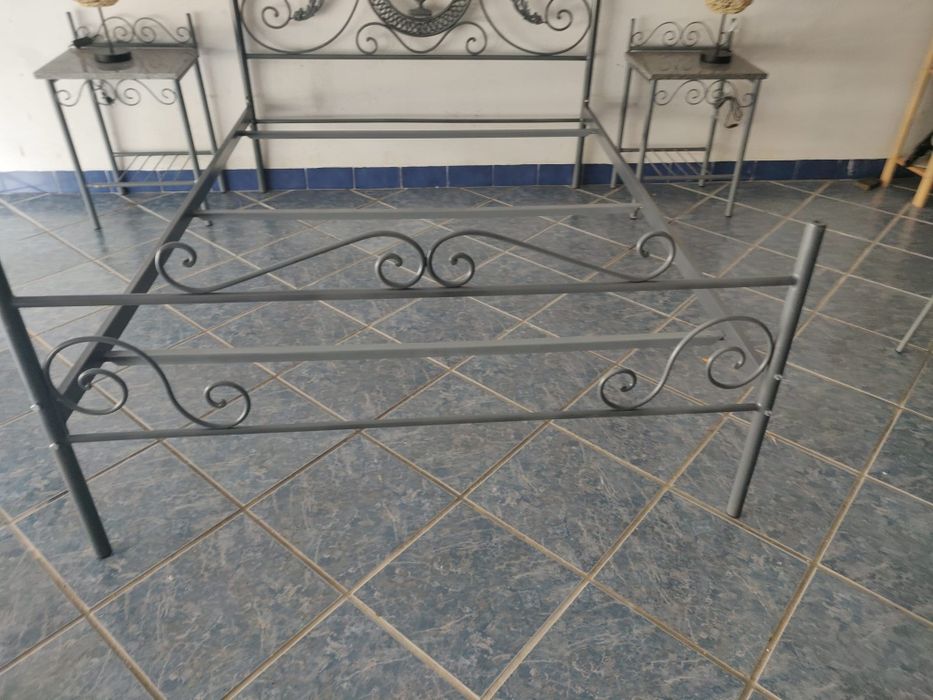 Mobilia  de quarto em  latão  .