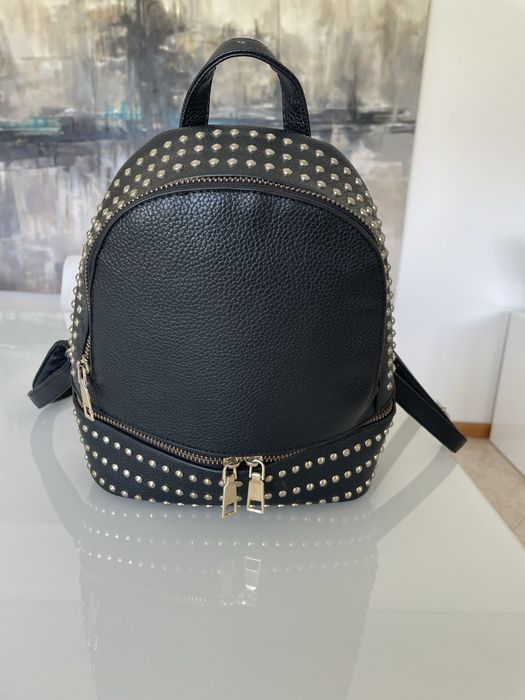 Mochila pequena preta com tachas douradas