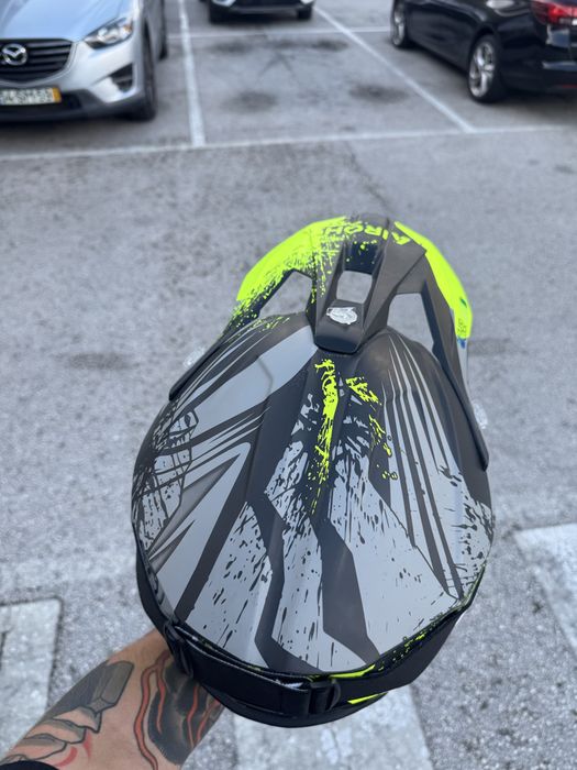 Capacete Airoh tamanho S  + oculos