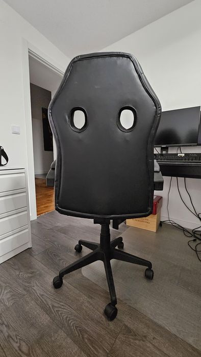 Cadeira de escritório semi nova.