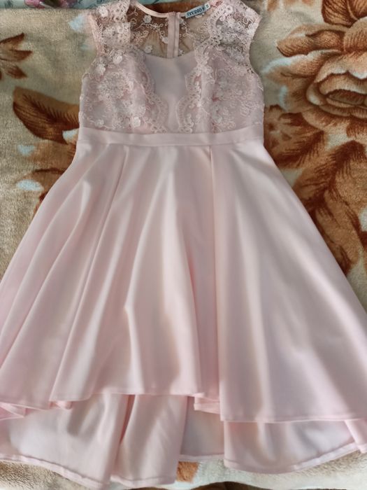 Sukienka koronkowa idealna na wesele bez rękawów