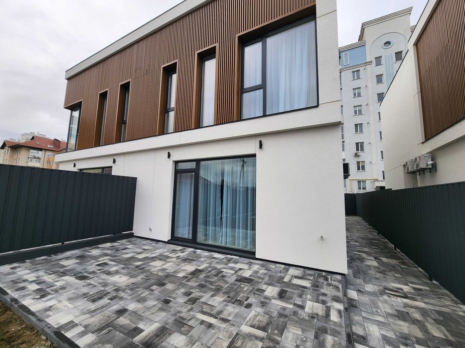 Вітаю. ГАЗ, ЦЕНТРАЛЬНІ КОМУНІКАЦІІ, будинок-дуплекс 125м2; Ліцей#1.