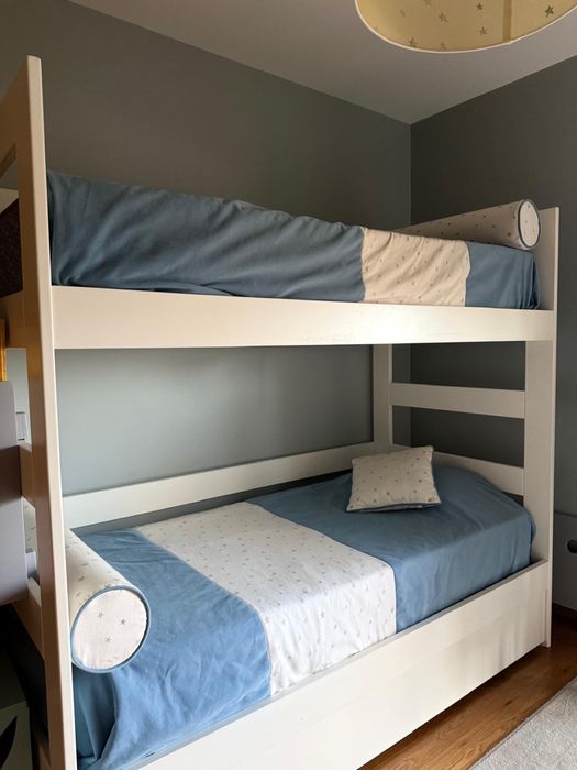 Beliche com 2 camas e Secretária