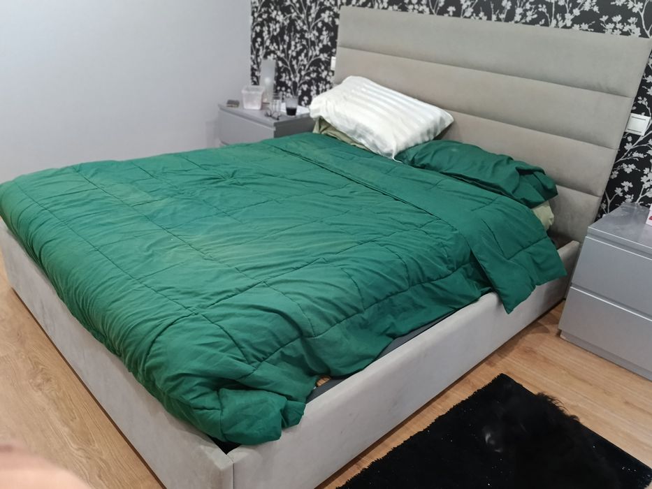 Cama estofada de 1,60 com estrado elevatório