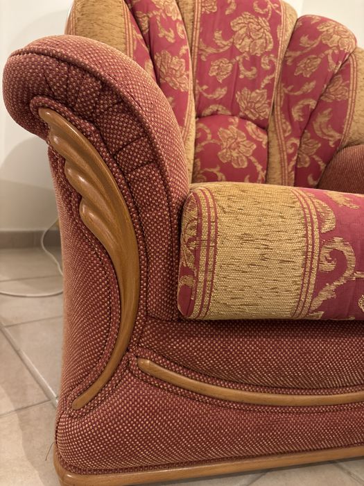 Poltrona em tecido com paineis de madeira. Estrutura perfeita