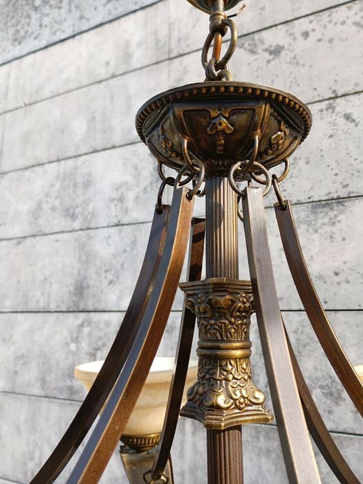 Imponente candeeiro aplicação ao teto, estrutura em bronze com 8 lâmpa