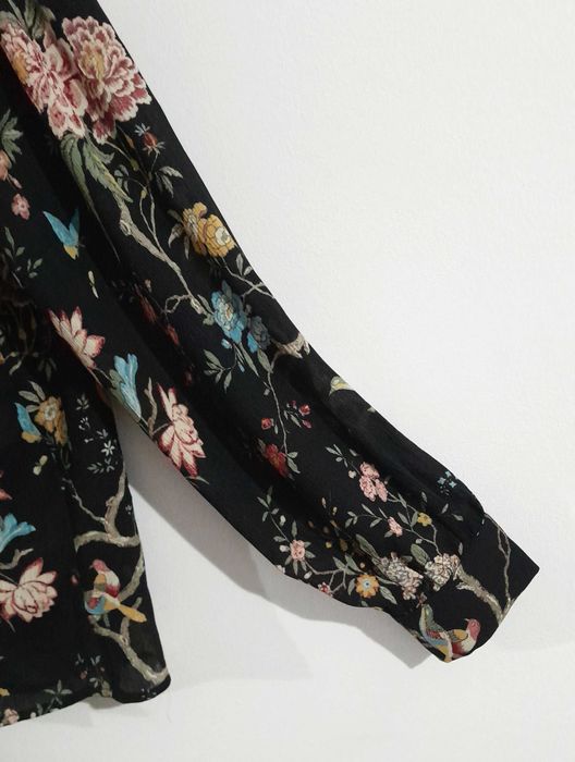 Camisa preta c/flores e pássaros H&M - GP & J Baker - Tam 36