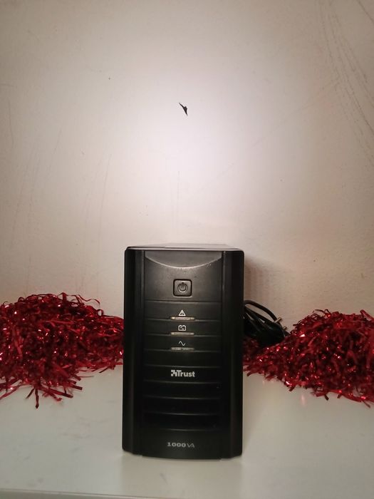 Nobreak (UPS) Trust Oxxtron 1000VA