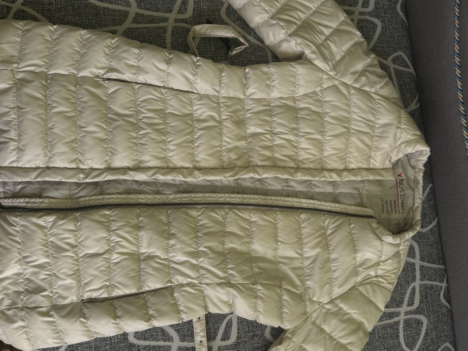 Продам 2 куртки біла і рожева