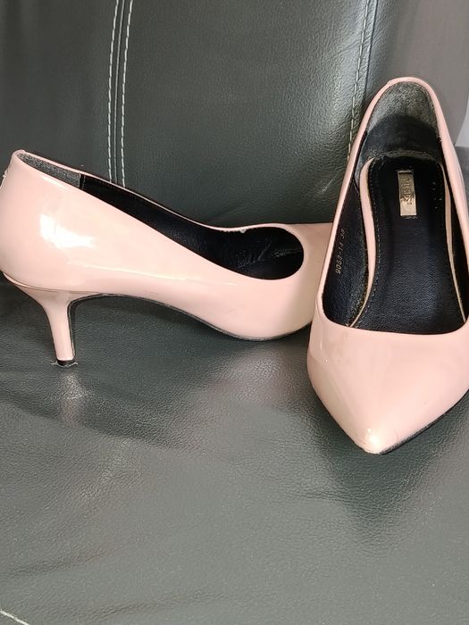 Buty na niewysokiej szpilce. 38, 24.5 cm