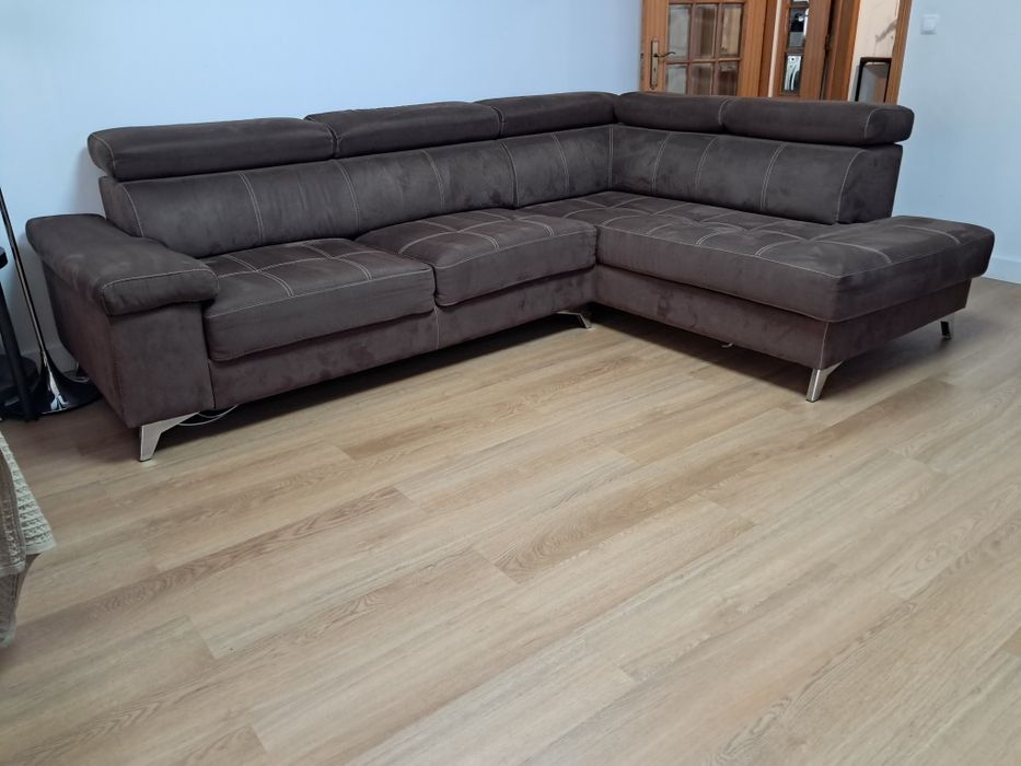 Sofá Castanho com prospontos em bege com 3 almofadas