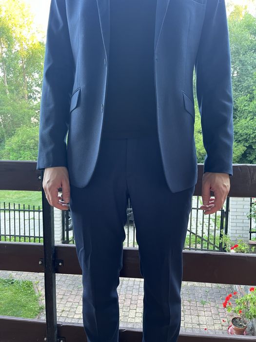 Granatowy garnitur męski
