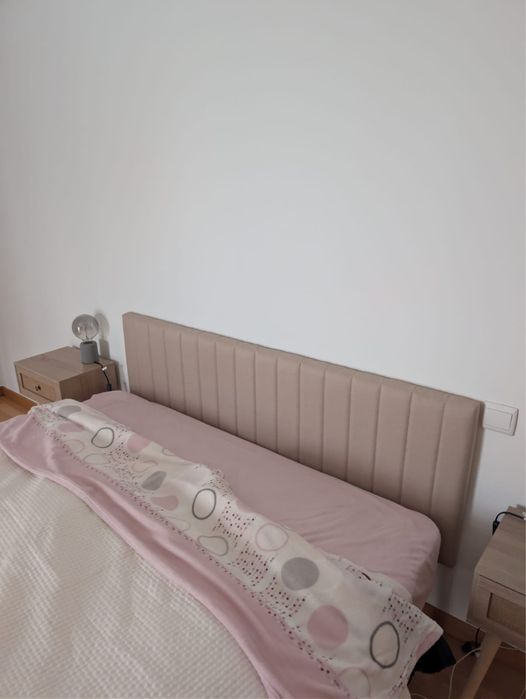 Cabeceira de cama estofada bege