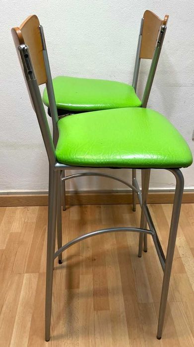 Nove cadeiras de bar altas com um design de meados do século,