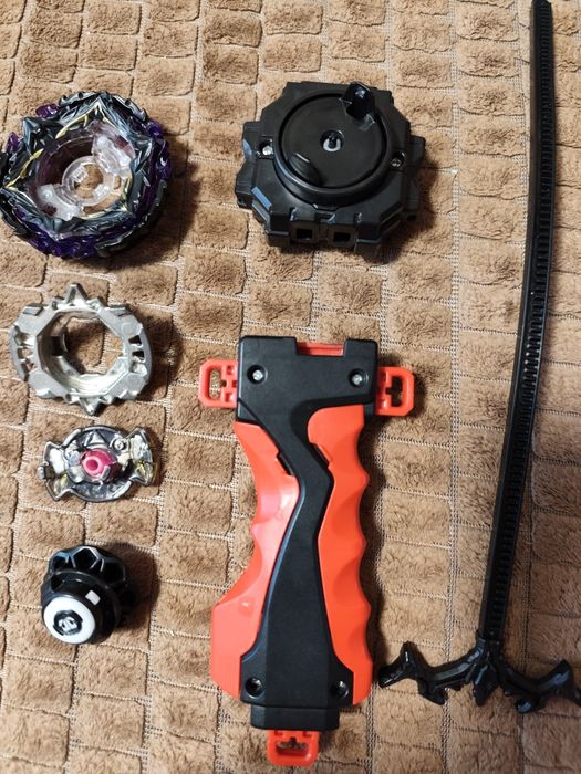 Набор Бейблейдов и запускалка