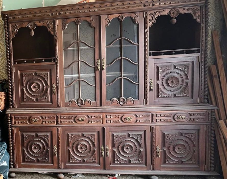 Aparador Vintage em Madeira Maciça com Vitrine