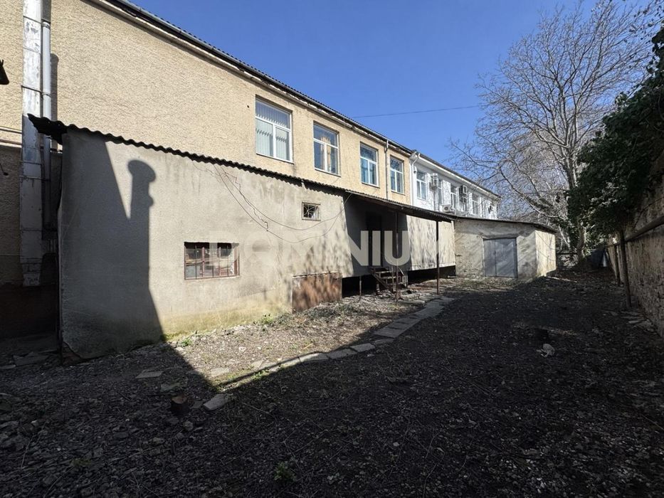 Магазин + офіси + склад, 520 м², прохідне місце,м.Виноградів