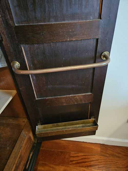 Armário antigo em madeira maciça