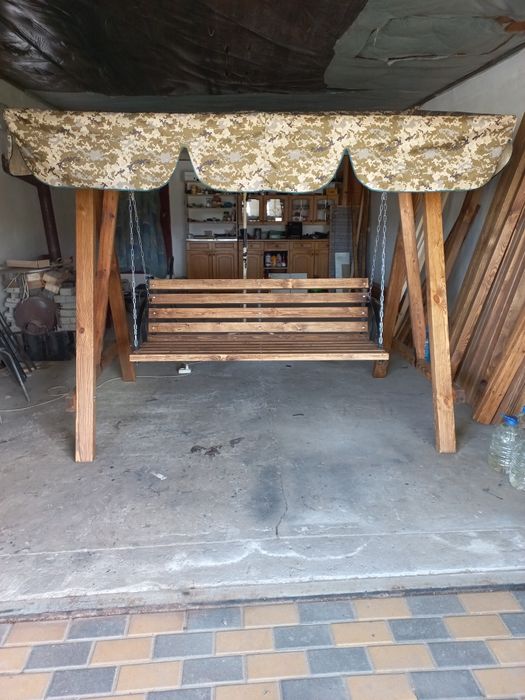 Продається дерев'яна гойдалка.