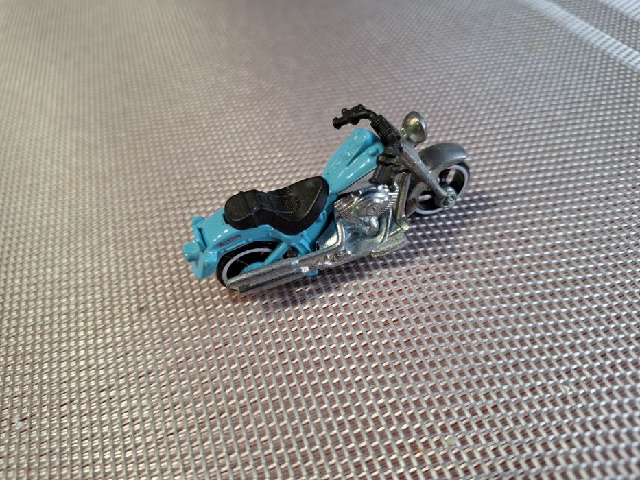 Model motor skala 1:64