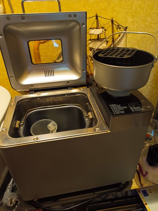 Хлібопічка Electrolux EBM 8000.