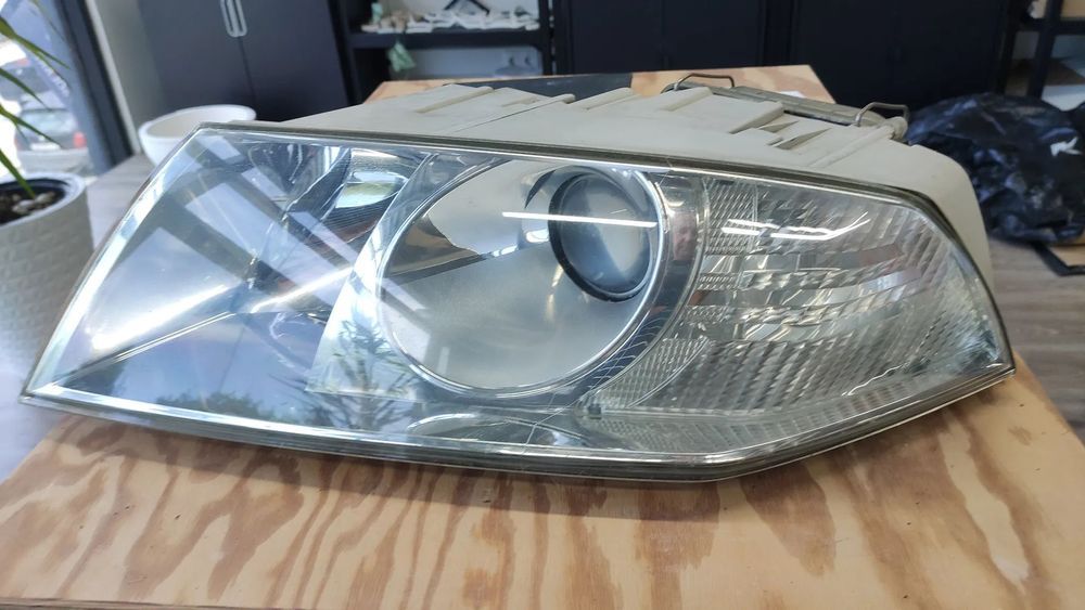 Farol esquerdo Xenon Skoda Octavia RS fase 1