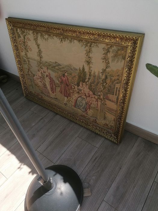 Quadro em tapeçaria, com moldura dourada. 1,25 /0,85