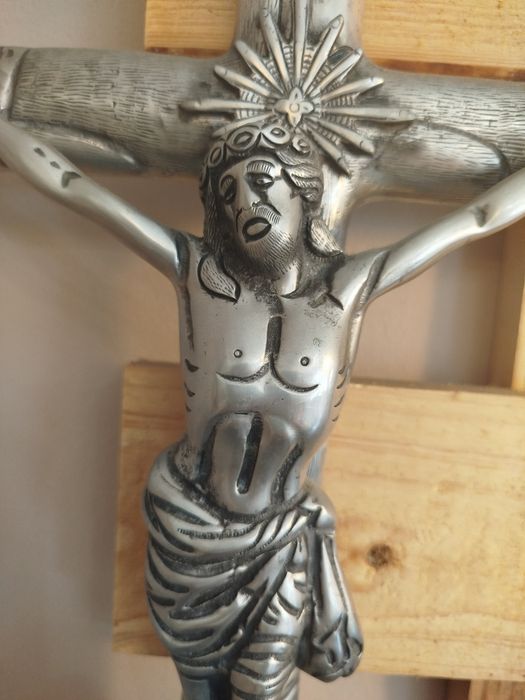 Crucifixo em estanho