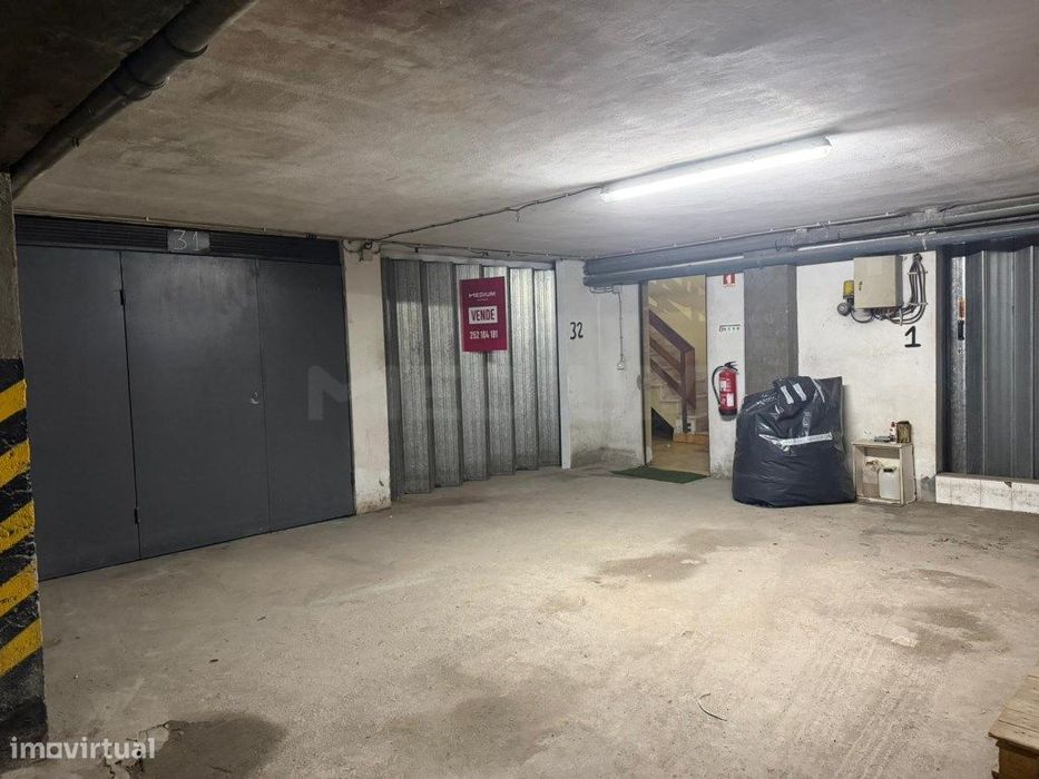 Garagem fechada no centro da cidade