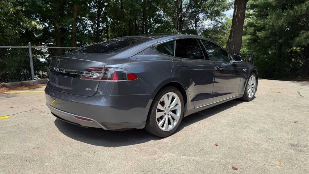 Tesla Model S P85D      2016