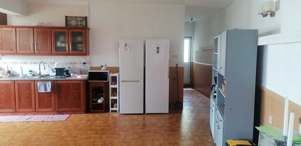 Pequena quinta, casa principal, um anexo e uma divisão externa extra.