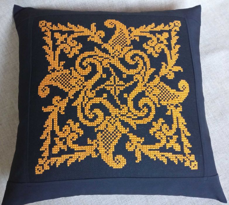 Декоративні наволочки.Ручна вишивка болгарським хрестом.