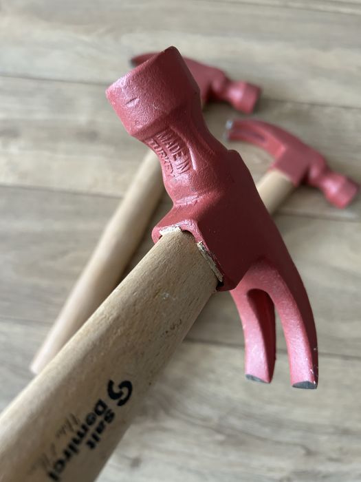 Молоток гвоздодёр. Ручка деревянная
