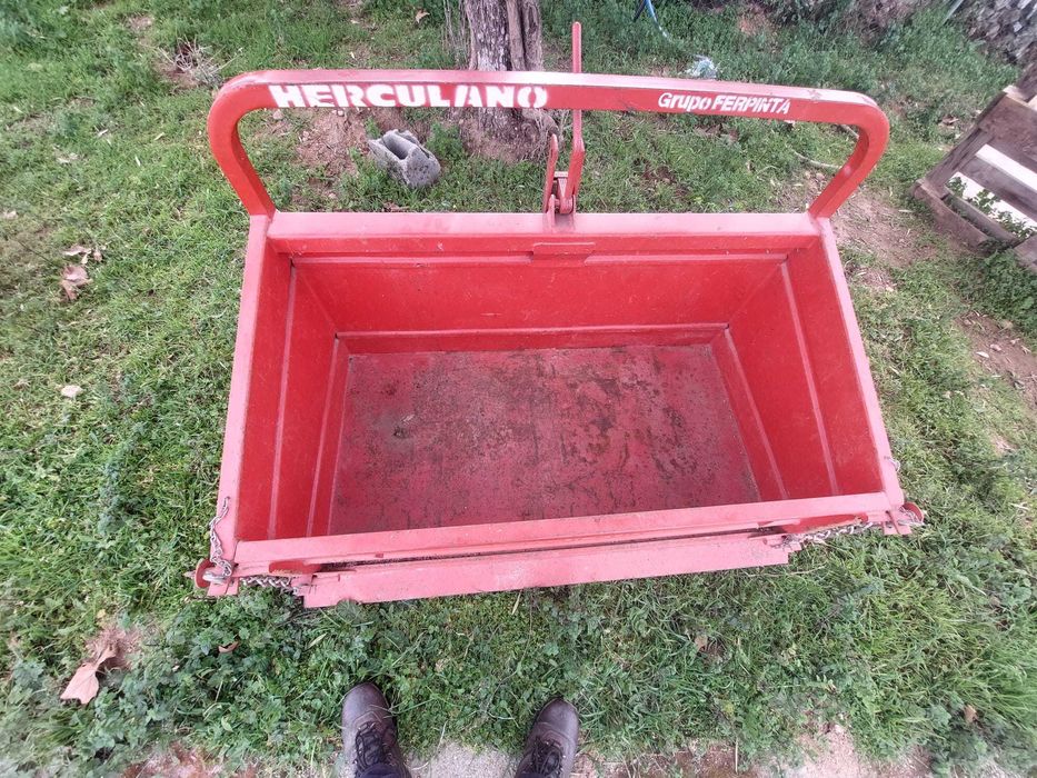 Caixa de carga com descarregamento.