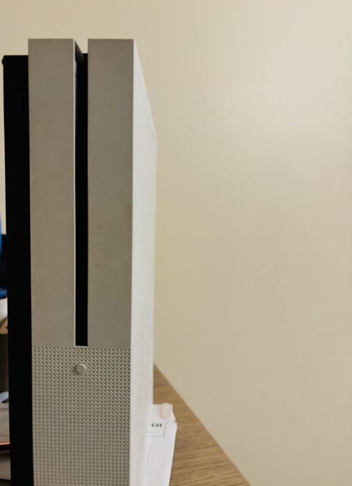 Xbox One S | 1TB | Inclui cabos e comando