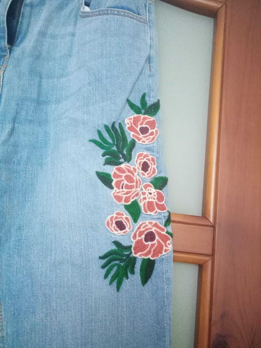 Jasne jeansy z wysokim stanem i pięknym haftem - S - Kiabi