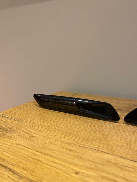 Kierunkowskazy czarne ledowe w błotnik  (dynamiczne). BMW 5 F10, F11