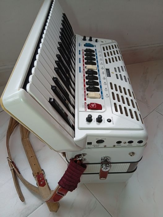 Roland FR-3S V-Accordion – Branco – 37 Teclas / 120 Baixos