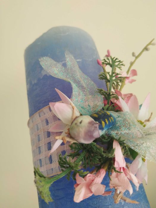 Świeca parafinowa niebieska pieńkowa z ozdobami 16x6,5 cm