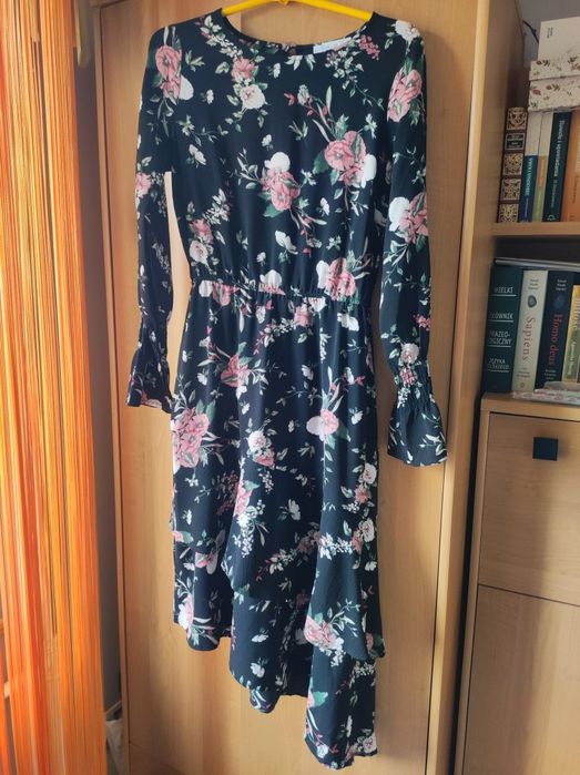 Sukienka z falbankami w kwiaty