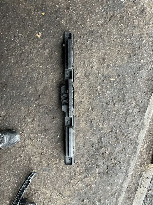 Passat nms кріплення заднього бампера центр 561807863A