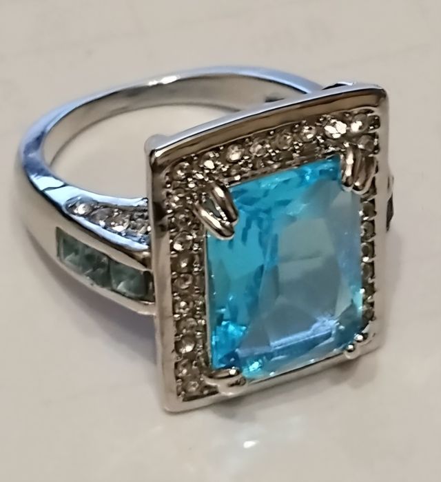 Продам кольцо с камнем 18.5р