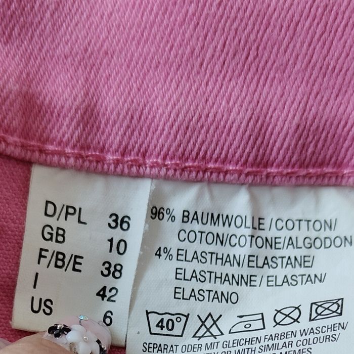 Różowe jeansy damskie