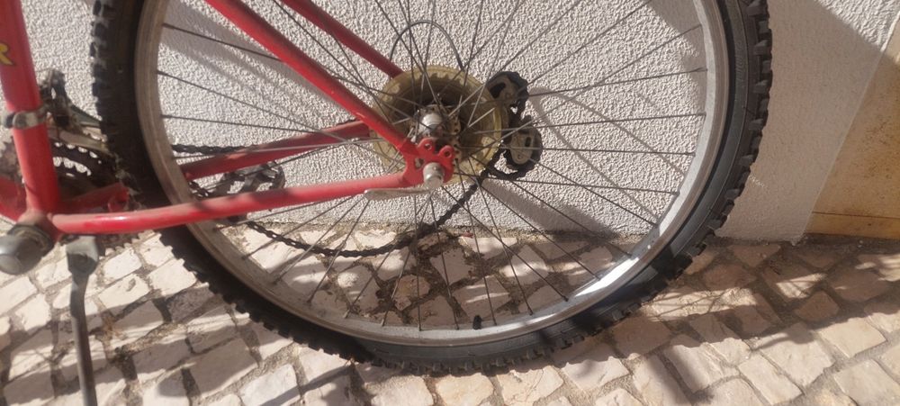 Bicicleta roda 26'' a precisar manutenção