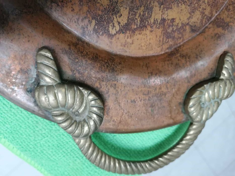 Tabuleiro antigo de cobre e pegas de latão.