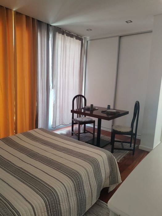 Quarto com varanda para duas pessoas.