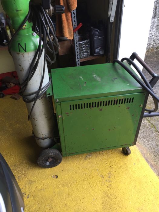 Máquina de soldar em muito bom estado.