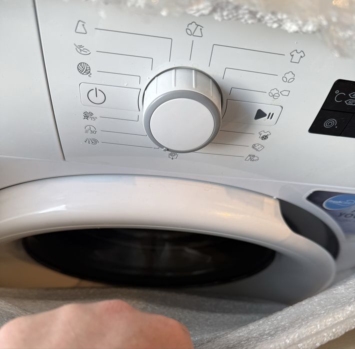 Продам пральну машинку     Whirlpool FWSF61053W EU